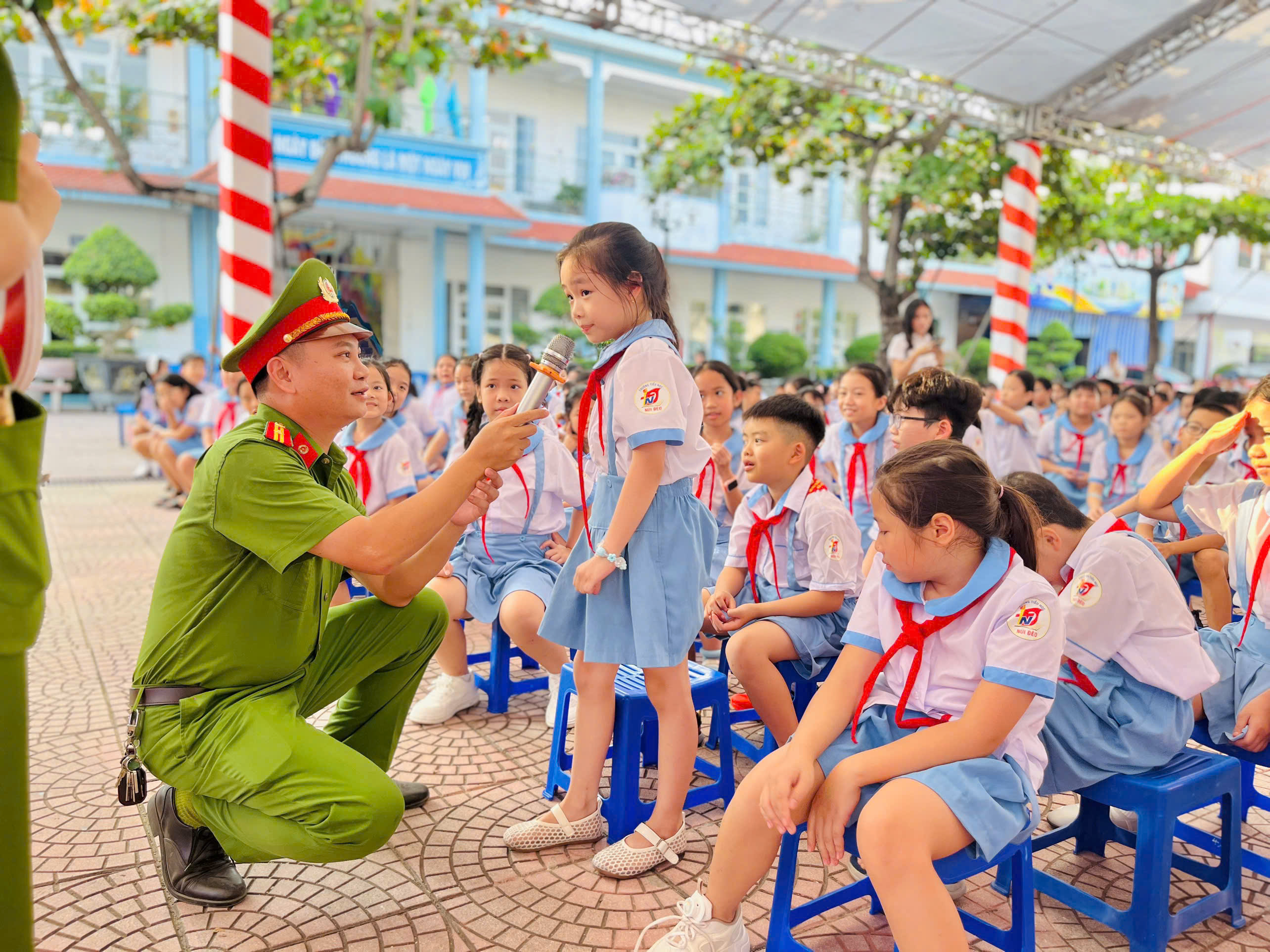 Công an phường Thuỷ Nguyên: Tuyên truyền an toàn giao thông cho hơn 2.200 học sinh, phụ huynh và chiến sĩ dịp khai giảng năm học mới